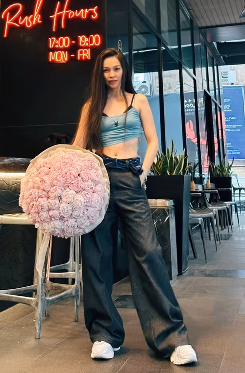 Hiền Thục tự tin diện áo crop top khoe vòng hai thon gọn.