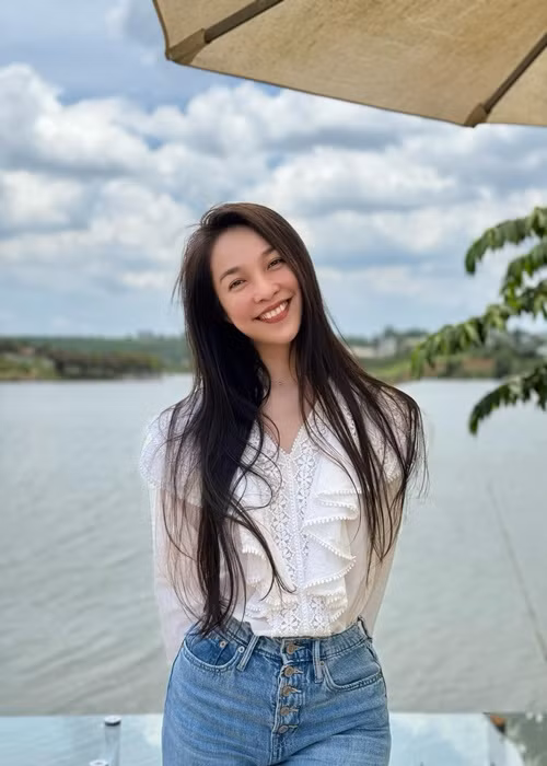Mặc kín đáo, giọng ca Nhật ký của mẹ vẫn khiến nhiều người xao xuyến bởi vẻ đẹp trong veo.