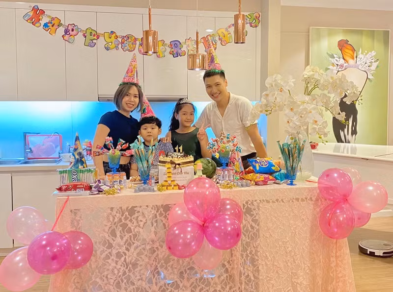  Diễn viên Mạnh Trường liên tục đóng phim truyền hình. Bộ phim mới nhất của anh là Không thời gian. Ngoài đời, Mạnh Trường đã lập gia đình, anh cùng vợ con sống trong một căn hộ cao cấp ở Hà Nội. Ảnh: FB Phương Phạm.