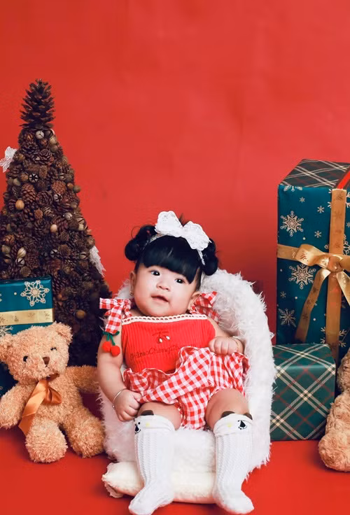 Con gái của “ngọc nữ phim giờ vàng THVL” đáng yêu hết mức, diện đồ đậm chất Giáng sinh.