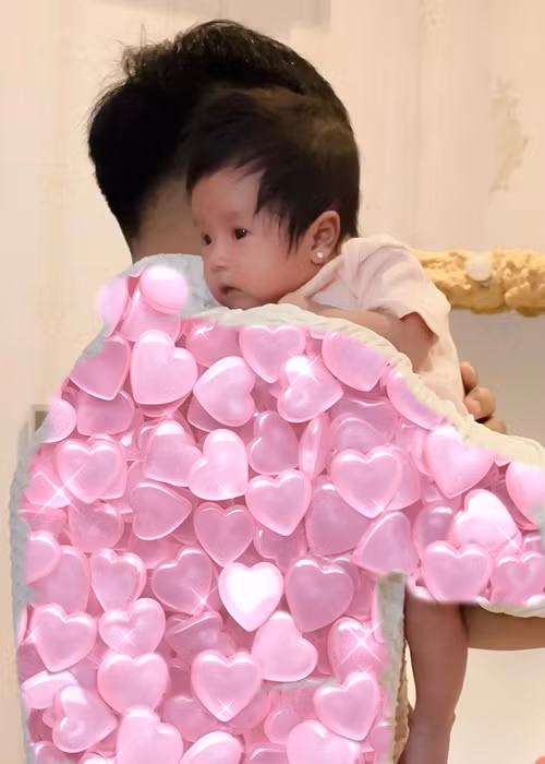 Thanh Trúc chưa tiết lộ danh tính bố con gái. Trên trang cá nhân, thi thoảng, nữ diễn viên khoe hình ảnh chồng bên ái nữ.