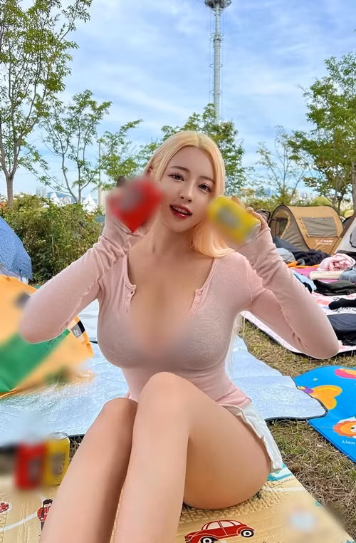 Cô nàng thường xuyên mặc xuyên thấu lộ nội y khoe vòng một căng đầy.