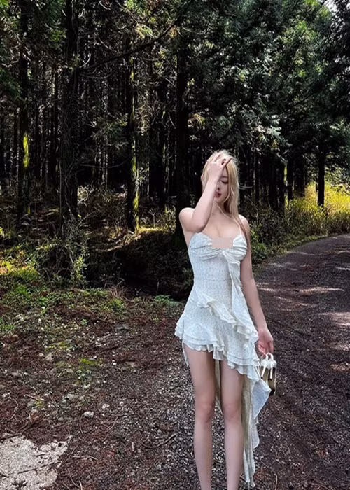 Hot girl xứ Hàn mặc trễ nải đi muôn nơi.