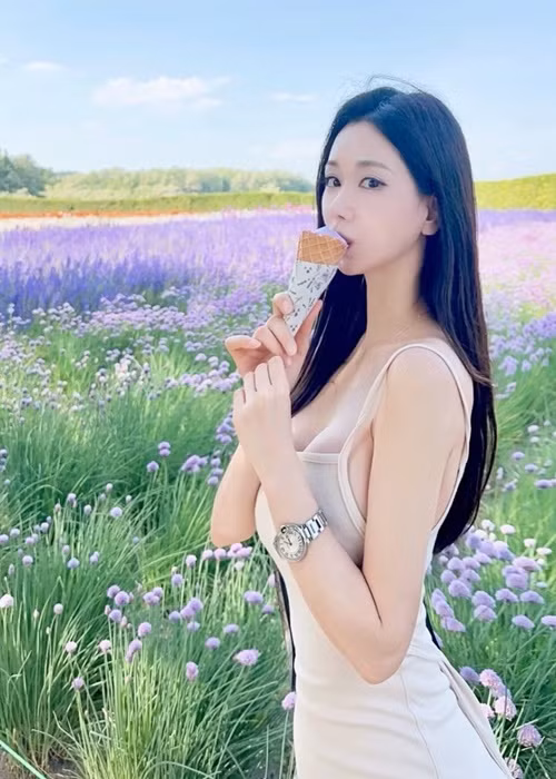 Candy Seul khoe vẻ quyến rũ trên cánh đồng hoa.