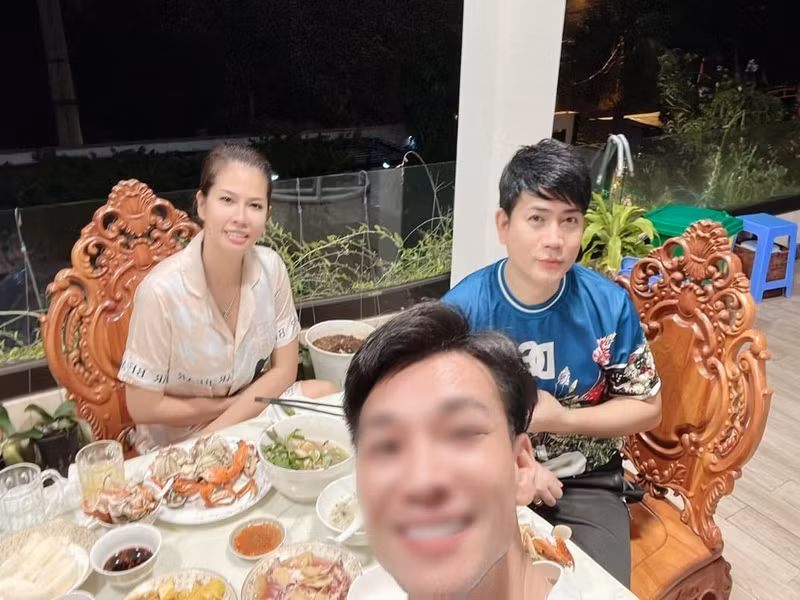 Vợ chồng Quách Thành Danh thường xuyên mời bạn bè đến chơi.