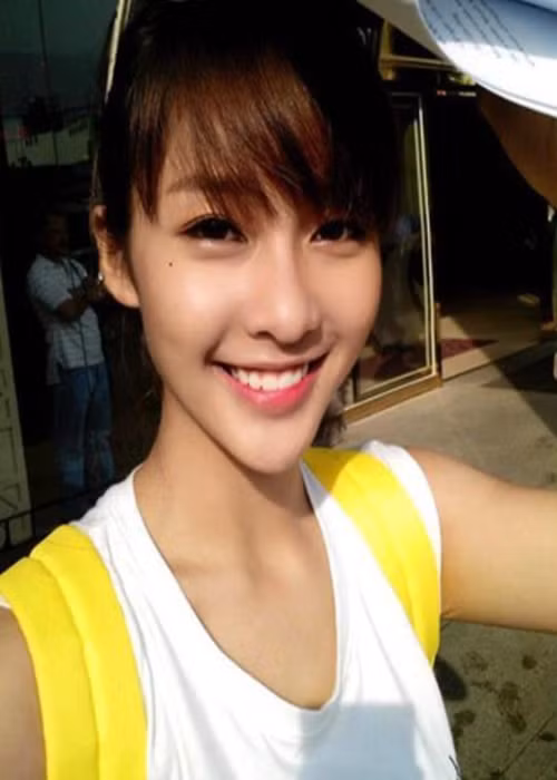 Đầu năm 2014, Khả Ngân từng vướng tin đồn hẹn hò thầy giáo U40. Giữa ồn ào, cô giải thích người đàn ông chụp ảnh cùng cô là huấn luyện viên và giữa hai người không có quan hệ tình cảm. Ảnh: FB Khả Ngân.
