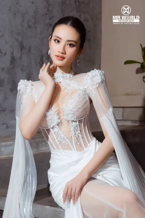 Mới đây, nàng hậu thay Lê Hoàng Phương làm đại sứ thương hiệu cho một bệnh viện thẩm mỹ.