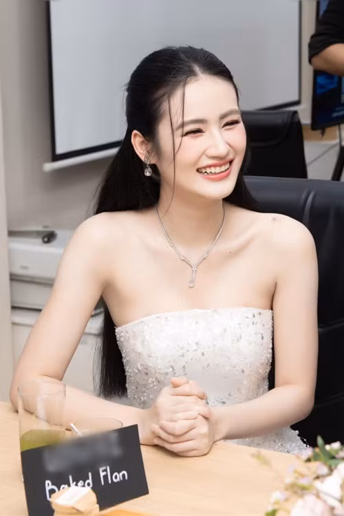 Diện mạo của Ý Nhi gợi cảm, xinh đẹp hơn sau khi "dao kéo".