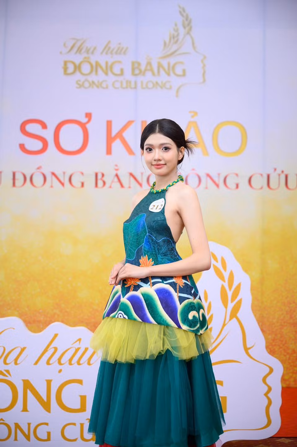 Người đẹp sinh năm 2003 khoe vẻ dịu dàng, quyến rũ trong buổi sơ khảo cuộc thi. Ảnh: Fanpage Hoa hậu Đồng bằng sông Cửu Long.