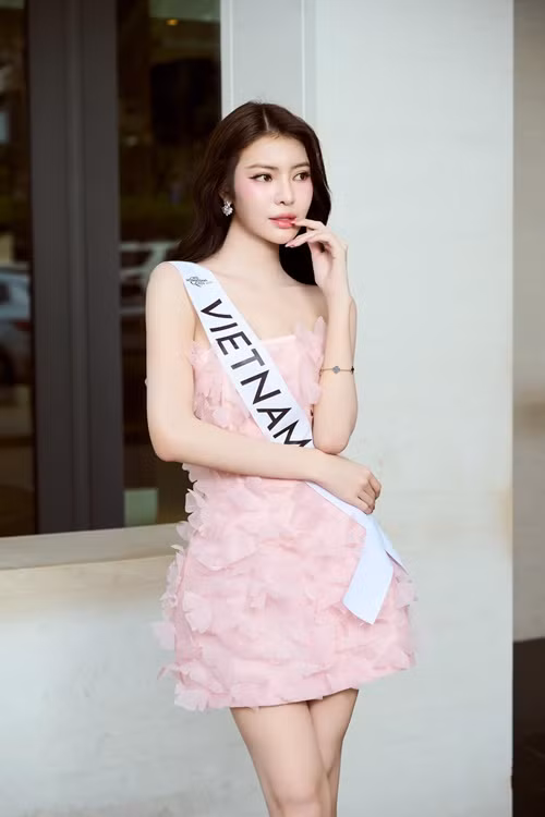 Phong cách thời trang của Á hậu Tường San hướng tới sự trẻ trung, nữ tính, gợi cảm.