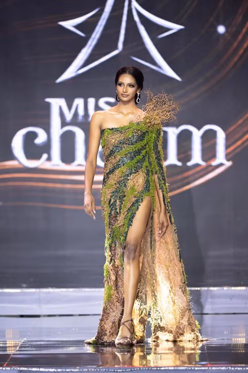 Rashmita sang trọng, quyến rũ khi diện váy dạ hội xẻ tà cao.