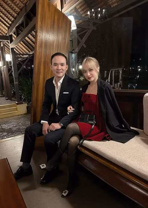Nhân dịp Giáng sinh, ca sĩ Xuân Nghi và bạn trai đi ăn tối lãng mạn. Đây là lần hiếm hoi "thần đồng âm nhạc" một thời chia sẻ hình ảnh bên nửa kia trên trang cá nhân.