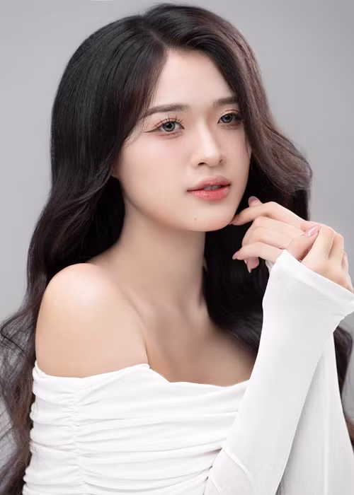 Người đẹp đến từ Thừa Thiên Huế từng chia sẻ trên Vietnamnet, cô thừa hưởng tính cách năng nổ, nhiệt tình từ bố và luôn vui vẻ, tốt bụng giống mẹ. Ảnh: FB Yến Nhi.