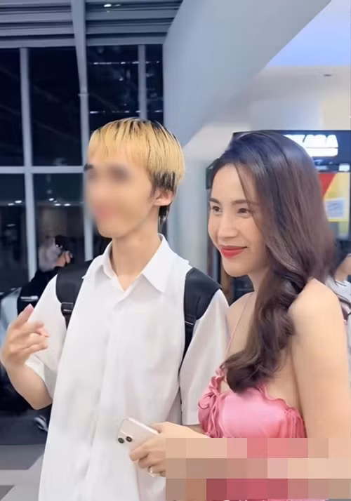Thủy Tiên tươi rói khi xuất hiện tại sự kiện giải trí. Ảnh: Saostar.