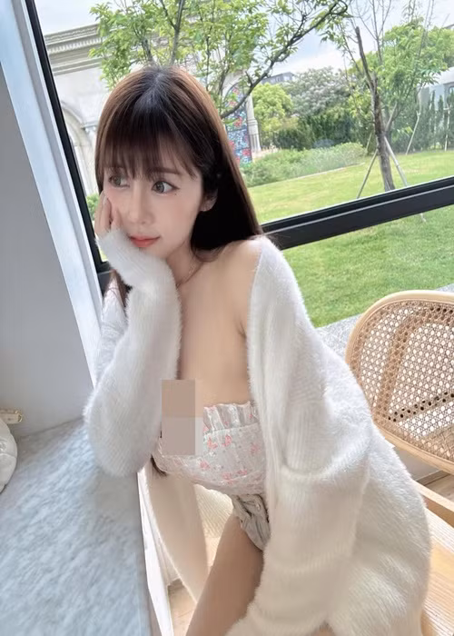 Sở hữu vòng một "khủng", ăn mặc táo bạo, An Hi xứng đáng là một trong những hot girl Đài Loan gợi cảm nhất.