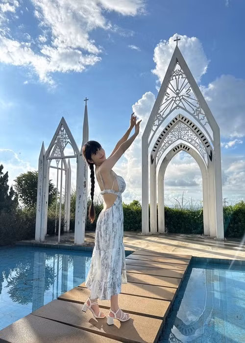 An Hi khoe lưng trần, vòng một gợi cảm trong một chuyến du lịch.