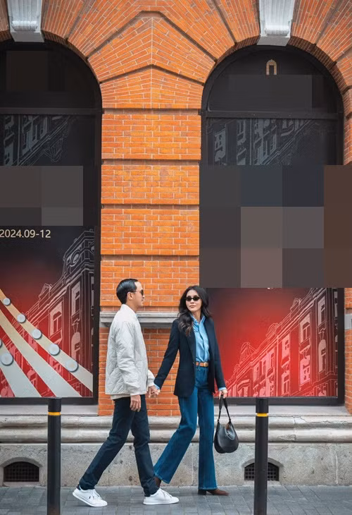 Vợ chồng Tăng Thanh Hà có nhiều khoảnh khắc tình tứ trên phố. Ảnh: Instagram Tăng Thanh Hà.