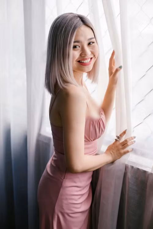 Diễn viên Lê Lộc bắt đầu lên sân khấu năm 3 tuổi. Cô thi đỗ vào Đại học Sân khấu Điện ảnh TP HCM nhưng học được hai năm thì bị đuổi vì chạy show quá nhiều.