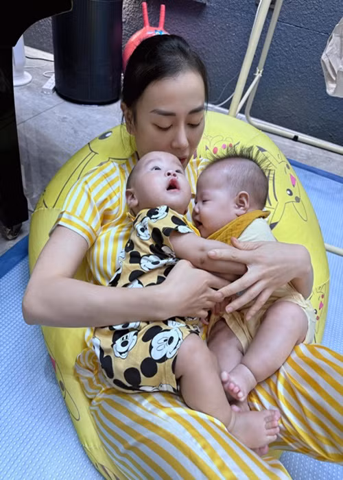 Cặp song sinh tiếp thêm năng lượng cho Phương Oanh khi thi nhảy. "Có lẽ may mắn lớn nhất đời của Oanh chính là luôn nhận được sự tin tưởng, ủng hộ, vỗ về từ người thân. Trước là bố mẹ, chị em giờ thêm chồng và đặc biệt là hai cục yêu của tôi. Mới 7 tháng tuổi đã biết vỗ về mẹ thế này đây. Muốn tan chảy mà", nữ diễn viên viết trên trang cá nhân. Ảnh: FB Phương Oanh.