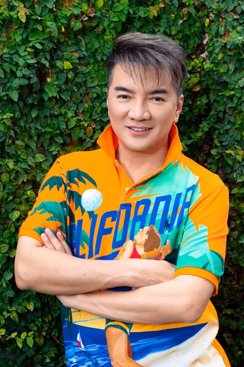 2 tháng sau khi vướng lùm xùm trang phục, Đàm Vĩnh Hưng bị xử phạt hành chính 27,5 triệu đồng vì đã biểu diễn nghệ thuật sử dụng trang phục, từ ngữ, âm thanh, hình ảnh, động tác, phương tiện biểu đạt, hình thức biểu diễn hành vi trái với thuần phong, mỹ tục của dân tộc; Tác động tiêu cực đến đạo đức, sức khỏe cộng đồng và tâm lý xã hội. Ảnh: FB Đàm Vĩnh Hưng.