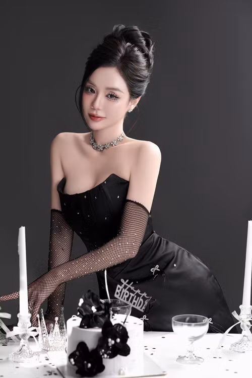 Bảo Ngọc - vợ cũ Hoài Lâm sinh năm 1996, đã là mẹ hai con. Sau sinh nở, cô lột xác quyến rũ, không ngại mặc táo bạo. Ảnh: FB Bảo Ngọc.
