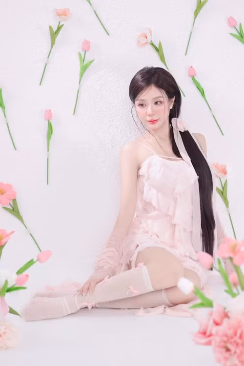 Vợ cũ Hoài Lâm từng thử sức ca hát. Ngoài ra, ngày còn nhỏ, cô tham gia diễn xuất trong một số MV ca nhạc. Ảnh: FB Bảo Ngọc.