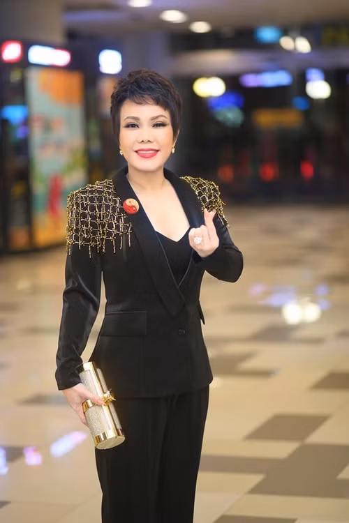 Nữ nghệ sĩ hài hiếm khi phô trương hàng hiệu, trang sức đắt tiền. Năm 2019, cô lần hiếm hoi diện trang phục hàng hiệu, đeo nhẫn kim cương 6 tỷ. Ảnh: Dân Việt.