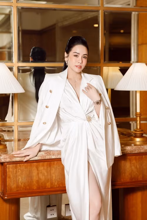 Nữ diễn viên diện trang phục rộng để giấu bụng bầu. Ảnh: FB Nhật Kim Anh.