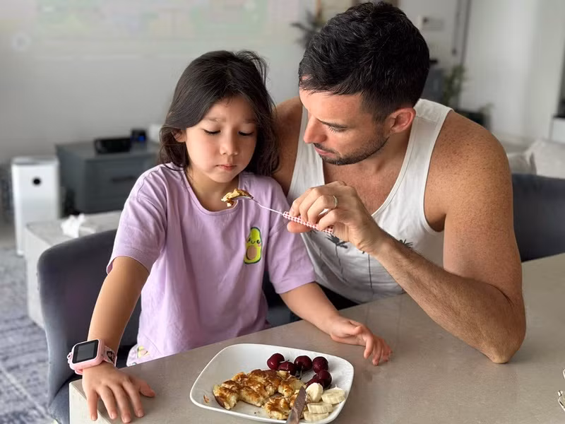 Chồng Tây của Hà Anh khéo chăm sóc các con nhỏ.
