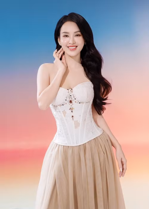  Diễn viên Tú Vi xuất thân là cô giáo dạy tiếng Anh. Chia sẻ trên Saostar, Tú Vi cho biết cô bén duyên với diễn xuất khi đóng vai "mọt sách" Trà trong bộ phim truyền hình Cổng mặt trời. Sau đó, Tú Vi tham gia các phim: Bếp hát, Gạo nếp gạo tẻ, Trói buộc yêu thương, Hồ sơ tội ác.