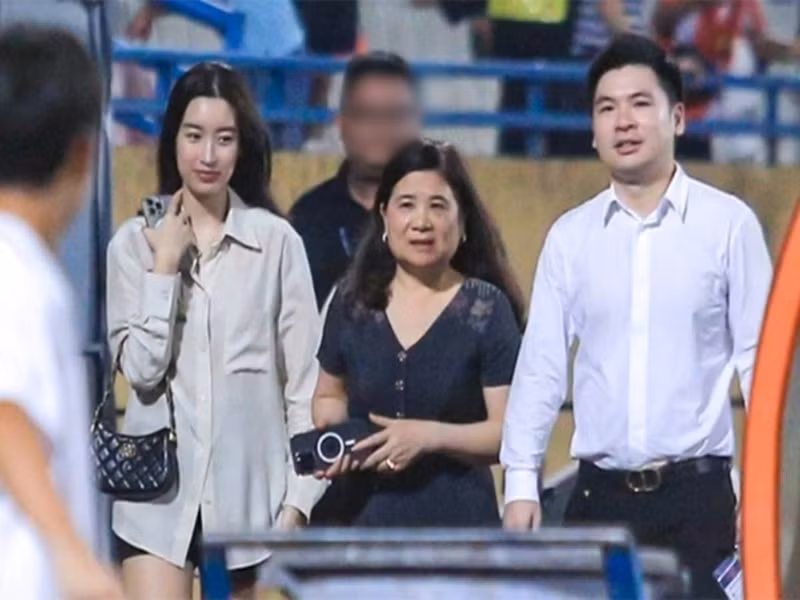 Đỗ Mỹ Linh thân thiết với mẹ chồng. Ảnh: Gia Đình Xã Hội.