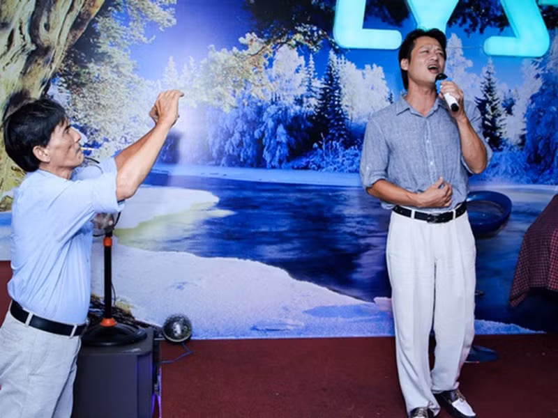 Thanh Tùng muốn trở thành ca sĩ. Tuy nhiên, mẹ của anh phản đối quyết liệt. “Mẹ tôi bảo giới nghệ sĩ phức tạp, bà sợ tôi sẽ đào hoa và… lăng nhăng như ba”, con trai Thương Tín chia sẻ trên Gia Đình Xã Hội. Thanh Tùng đã lén lút đi thi hát sau đó bị mẹ phát hiện. Biết con trai mê hát, vợ cũ Thương Tín cuối cùng cũng ủng hộ. Ảnh: Znews.