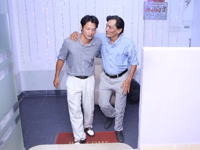 Theo Dân Việt, Thương Tín ly hôn khi Thanh Tùng lên 5 tuổi. Từ nhỏ, Thanh Tùng sống với ông bà nội. Thương Tín liên tục đi đóng phim nên không ở gần con trai. Lớn hơn một chút, con trai Thương Tín về ở với mẹ. Sau đó, mẹ của Thanh Tùng sang Mỹ định cư, anh ở lại Việt Nam. Ảnh: Znews.