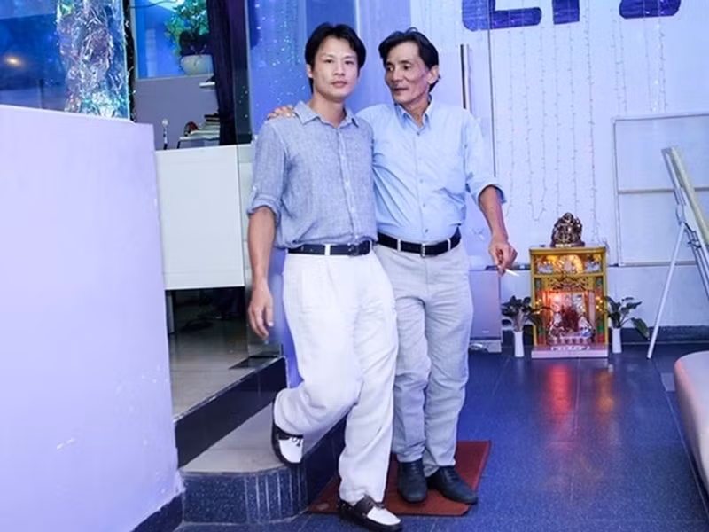 Theo Znews, Thanh Tùng sinh năm 1978, là kết quả của cuộc hôn nhân đầu tiên của Thương Tín với một cô gái tên Thủy Tiên. Ảnh: Znews.