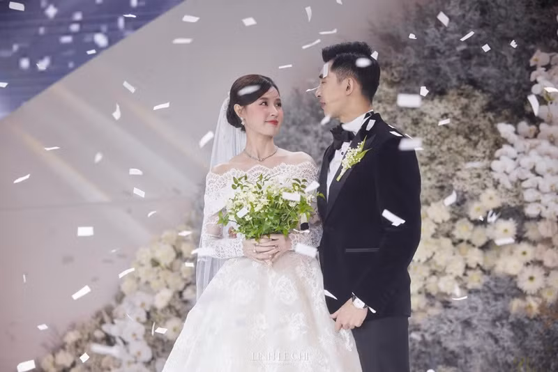 Vợ chồng Midu chi tiền "khủng" để trang hoàng không gian hôn lễ đẹp như trong cổ tích, tái hiện khoảnh khắc tuyết rơi mùa hè. Ảnh: FB Midu.