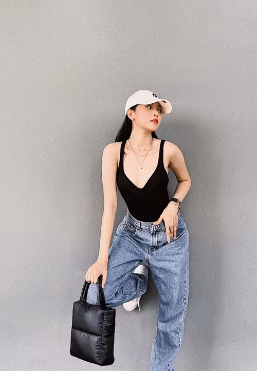 Tam Triều Dâng từng chia sẻ trên Dân Việt, mối tình đầu của cô là yêu xa. Thời điểm đó, vì Tam Triều Dâng đang cố gắng theo đuổi nghệ thuật, cùng với khoảng cách địa lý và chưa đủ tin tưởng về nhau, cuối cùng cô chia tay bạn trai đầu tiên. Ảnh: FB Tam Triều Dâng.