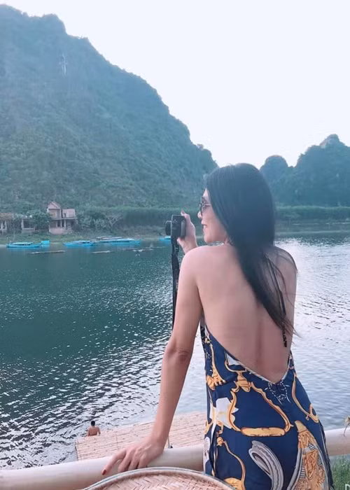 Cô sở hữu sắc vóc gợi cảm, gương mặt xinh đẹp.