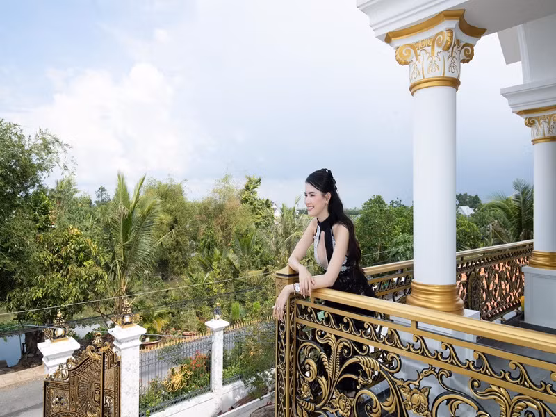 Cô hài hước chia sẻ về việc bị ba mẹ giục về thăm nhà: "Bữa giờ đi công việc chạy bù đầu đâu có về quê được. Anh chị Tư gọi lên hỏi: 'Con quên đường về nhà rồi hả Mơ? Cần gửi định vị cho con về không con?'. Tôi tức tốc chạy về ăn hết hai con gà thả vườn nấu cháo của anh chị rồi mới đi".