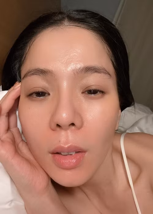 Mới đây, trên trang cá nhân, Lệ Quyên đăng ảnh khoe gương mặt khi chưa trang điểm. "Khoe da chút trong sự mộc toàn phần, dạo này một ngày em đắp hai cái mặt nạ nha", nữ ca sĩ chia sẻ.