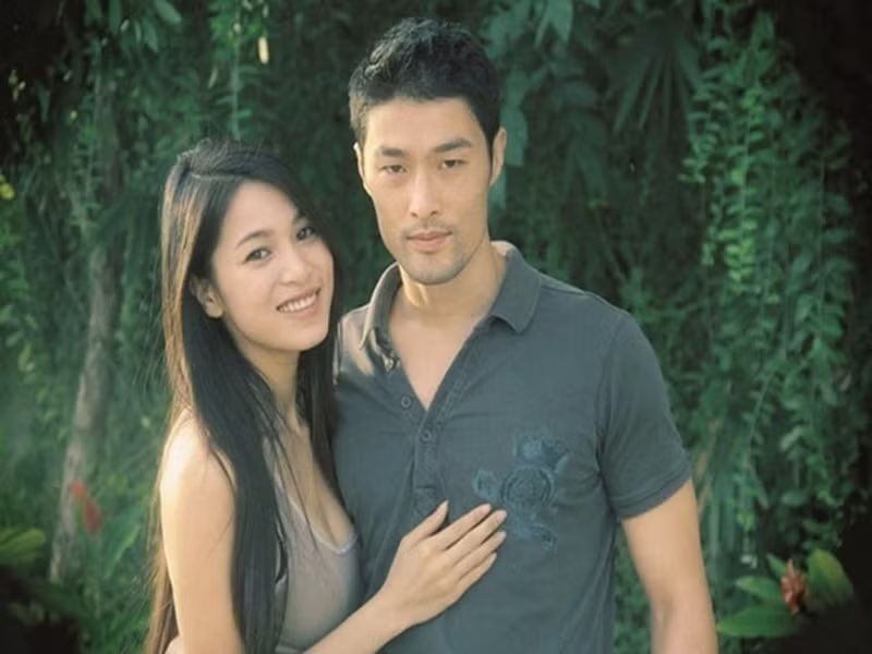 Nhung Kate chia sẻ trên Dân Việt, năm 2011, khi tham gia casting phim Chuộc tội, lần đầu tiên cô gặp Johnny Trí Nguyễn ở ngoài đời và có diễn chung một lần. Cuối năm 2011, Johnny Trí Nguyễn gặp Nhung Kate khi anh làm phim Thiên mệnh anh hùng. Sau những lần gặp gỡ, cả hai nảy sinh tình cảm. Ảnh: Znews.
