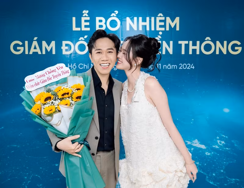 Sau khi về chung một nhà, Anh Đức và vợ kém 12 tuổi dính như sam. Ảnh: FB Quỳnh Anh.