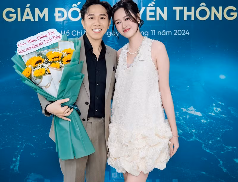 Quỳnh Anh tặng hoa chúc mừng Anh Đức lên chức giám đốc truyền thông.