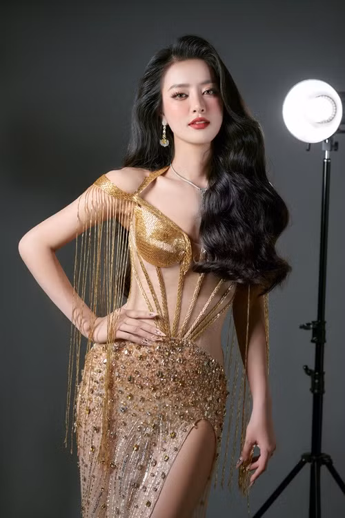 Khánh Linh cũng trau dồi kỹ năng catwalk, biểu cảm và thần thái.