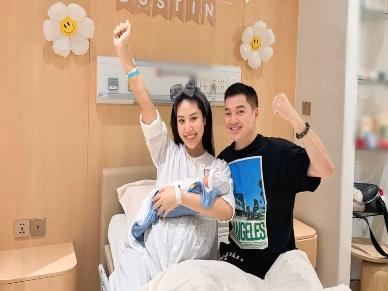 Quang Minh túc trực bên bạn gái kém 37 tuổi khi con chào đời. Ảnh: FB Tăng Khánh Chi.