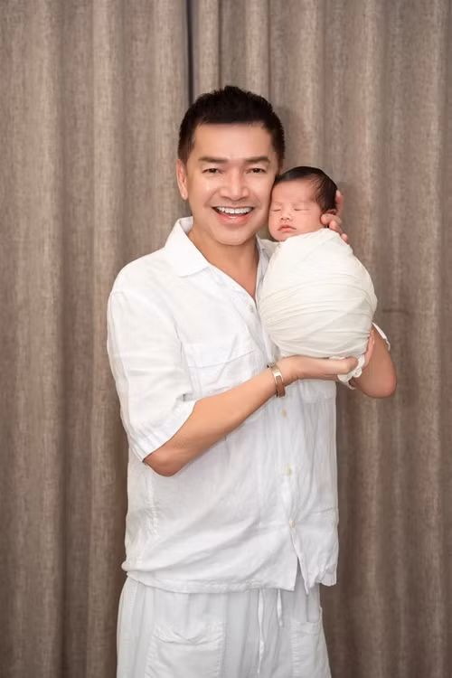 Quang Minh đón sinh nhật lần thứ 65 bên con trai. Ảnh: FB Quang Minh.