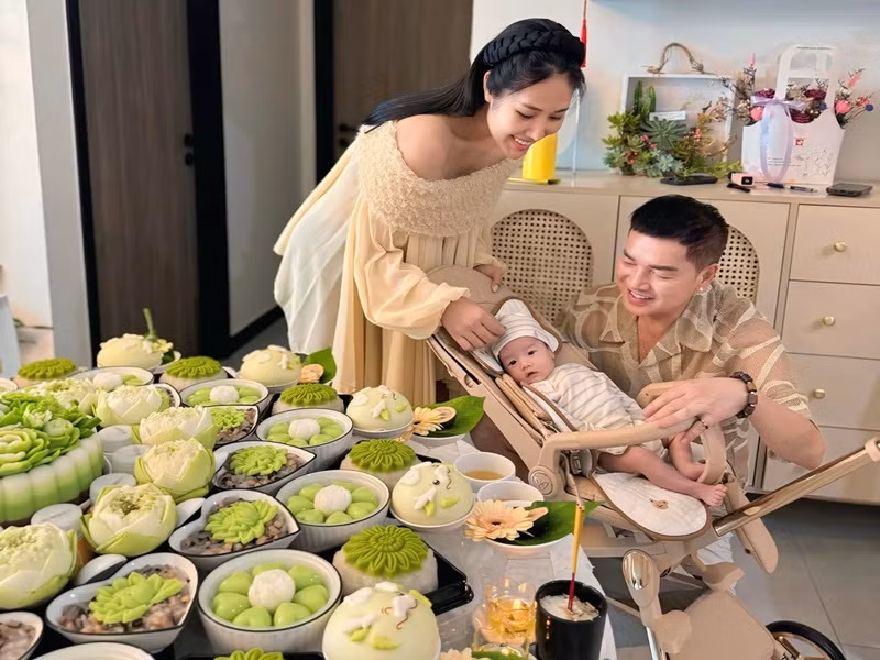 Quang Minh viết: "Ba luôn cầu xin con được khỏe mạnh, ăn ngoan chóng lớn sẽ có một cuộc sống bình an. Nếu có cơ duyên nối nghiệp ba, mong mọi người sẽ biết tới con với nghệ danh Tăng Minh Khôi. Mong cô chú chào đón con". Ảnh: FB Quang Minh.