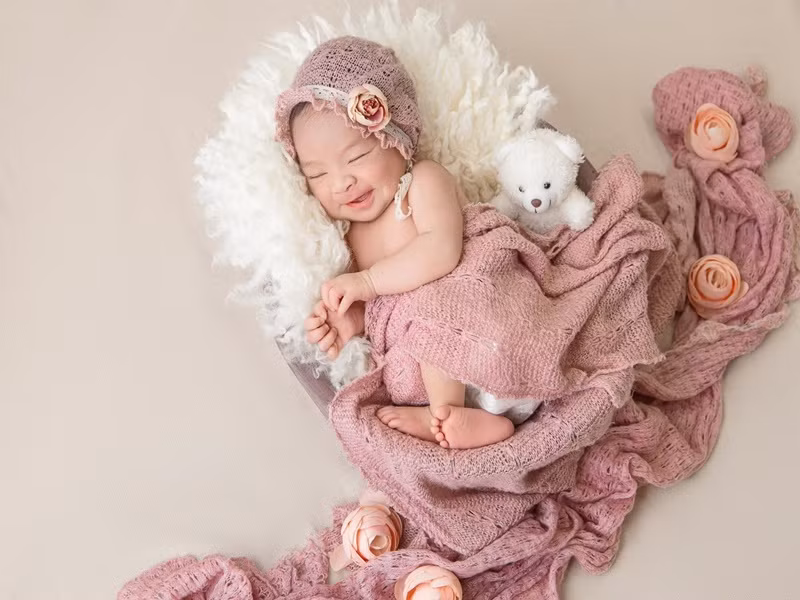 Vợ chồng Kha Ly đăng bộ ảnh cận mặt con gái được thực hiện lúc bé 2 tuần tuổi.