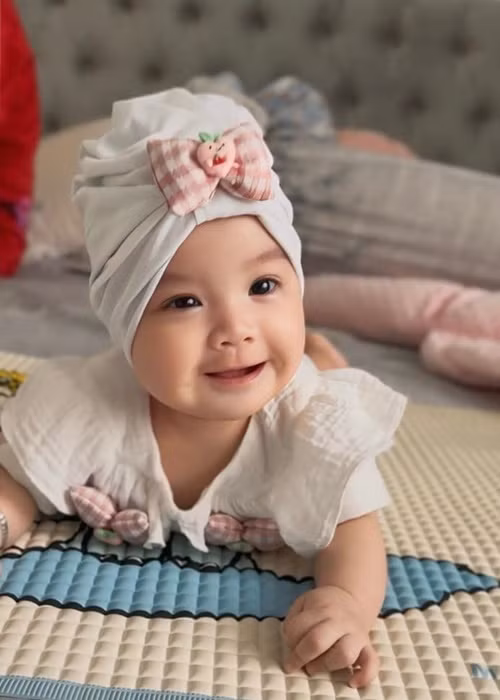 Nữ diễn viên phim Cổng mặt trời chia sẻ những khoảnh khắc ái nữ cười tươi rói.