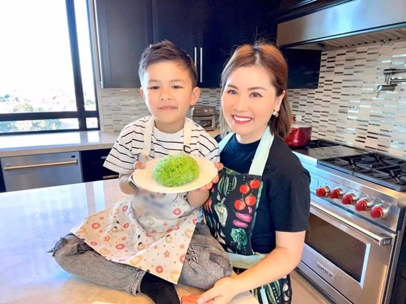 Thủy Tiên hiện tại sống trong biệt thự rộng 4.000 mét vuông. Nữ doanh nhân cho biết, dù có người giúp việc, cô vẫn tự tay nấu ăn cho con. Ảnh: FB Thủy Tiên.