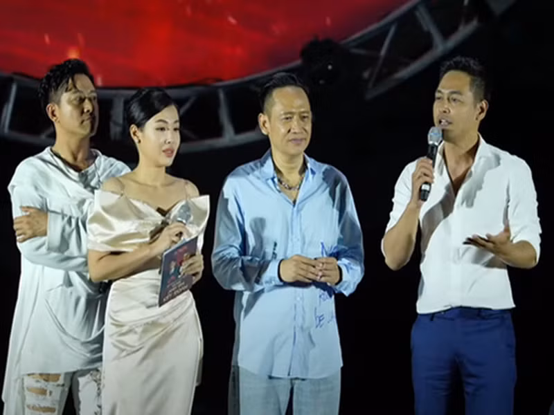 Trong liveshow, MC Phan Anh không chỉ có mặt ở hàng ghế khán giả mà còn lên sân khấu trò chuyện cùng Duy Mạnh và Tuấn Hưng. Trước đó, Duy Mạnh bày tỏ mong muốn Phan Anh tham gia đêm nhạc gây quỹ ủng hộ bà con vùng lũ. Phía Phan Anh đã từ nước ngoài về Việt Nam để có mặt trong show. Ảnh: Người Đưa Tin.